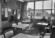 836677 Interieur van het dienstgebouw van de N.S. bij het emplacement aan de Vierhavenstraat (RMO) te Rotterdam: kantine.